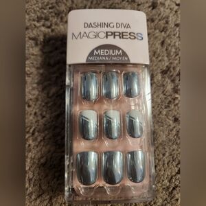 BNIB Dashing Diva press-on fake nails
